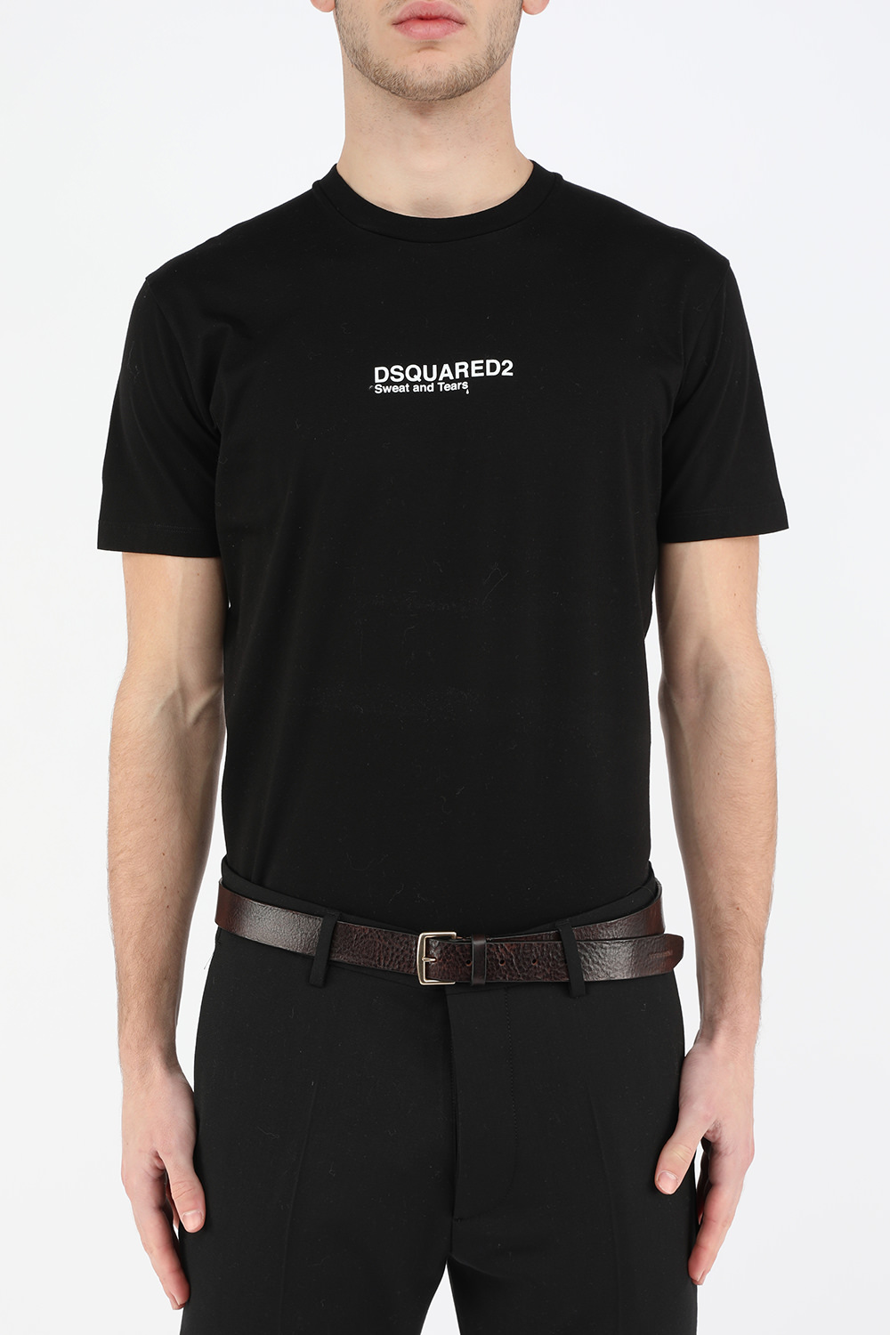 תמונת כל הלוק של חגורה קלאסית עם אבזם מטאלי מוזהב בגוון שחור